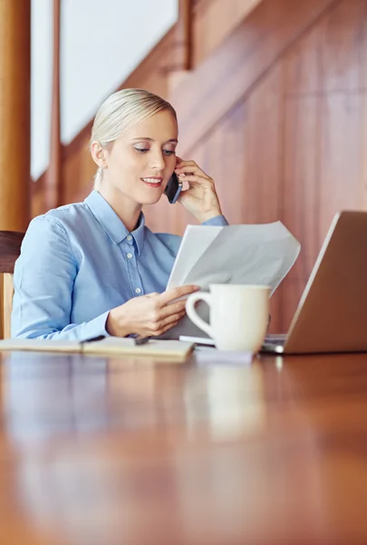 Affärskvinna prata telefon kontrollera dokument — Stockfoto
