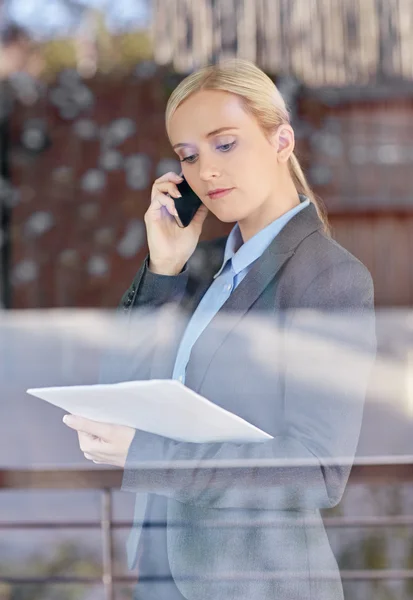 Empresária falando ao telefone — Fotografia de Stock