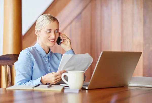 Affärskvinna prata telefon kontrollera dokument — Stockfoto
