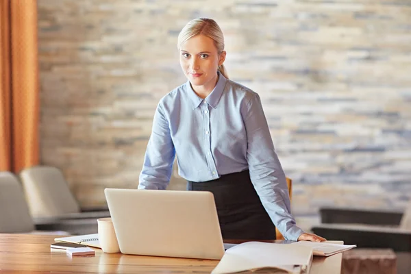 Affärskvinna Arbetar på laptop — Stockfoto