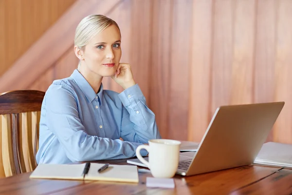 Affärskvinna Arbetar på laptop — Stockfoto