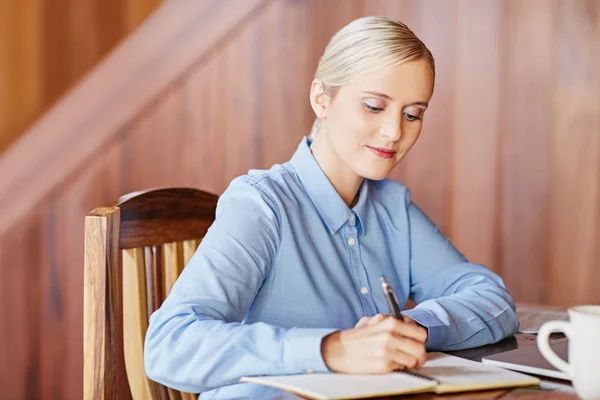 Businesswoman taking notes — Stock Photo, Image