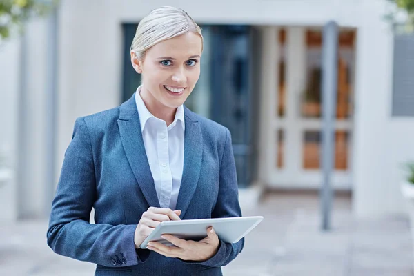 Affärskvinna som arbetar på Tablet PC — Stockfoto