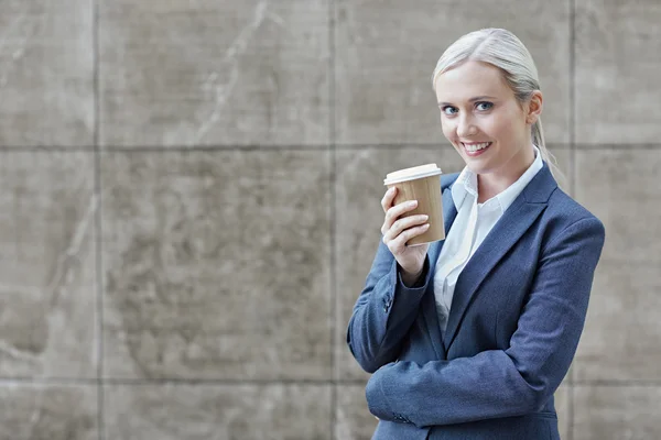 Empresária segurando xícara de café — Fotografia de Stock