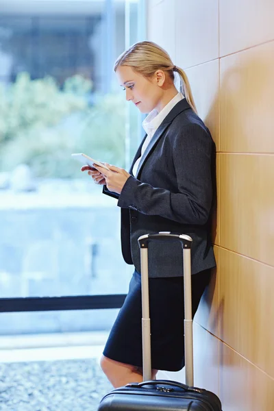 Empresária leitura tablet no aeroporto — Fotografia de Stock