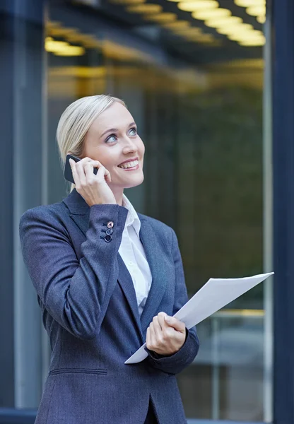 Geschäftsfrau telefoniert draußen — Stockfoto