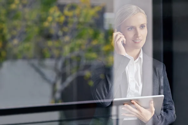 Femme d'affaires travaillant avec tablette numérique — Photo