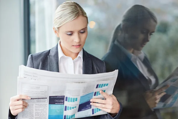 Businesswoman reading newspaper — Stock Photo, Image