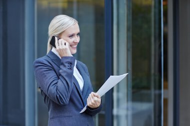 cep telefonu dışında konuşurken işkadını