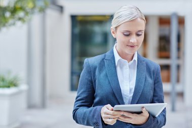 Tablet üzerinde çalışan iş kadını