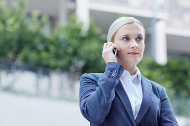 iş kadını cep telefonunuzun konuşma