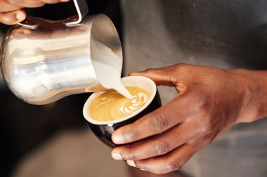 barista bardak köpüklü süt dökme