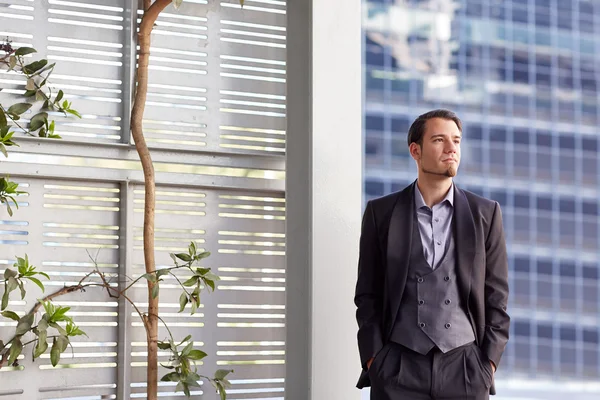 Homme d'affaires créatif debout dans l'environnement urbain — Photo