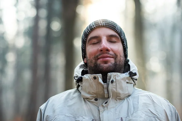 Hombre de pie en el bosque en el día frío —  Fotos de Stock