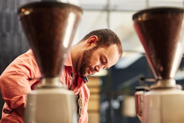 Homem que trabalha no roastery do café — Fotografia de Stock