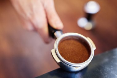 Taze çekilmiş kahve içeren Portafilter