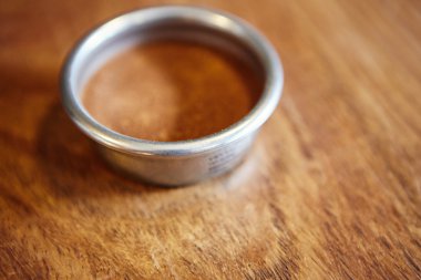 ahşap tezgah üzerinde portafilter sepeti