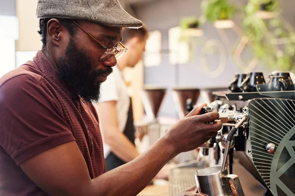 Barista s moderním espressem — Stock fotografie