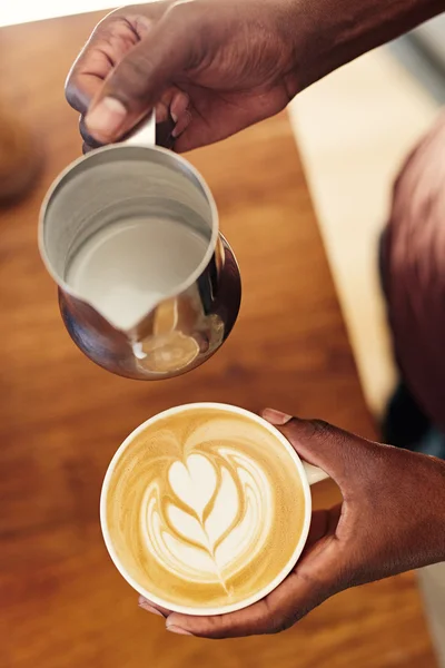 咖啡师持有新鲜制作的卡布奇诺 — 图库照片