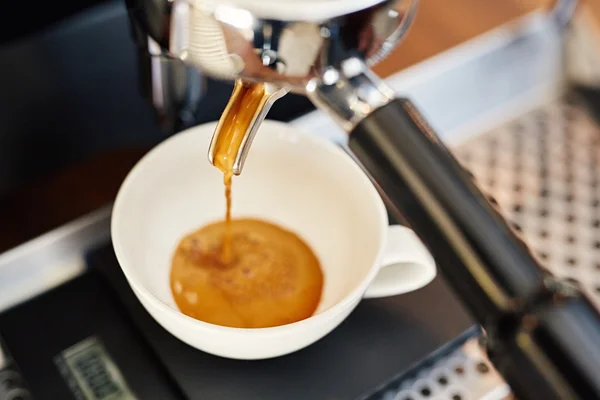 Fresh coffee pouring in ceramic cup — Stock Photo, Image