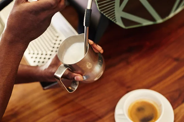 Руки баристы с помощью кофеварки — стоковое фото