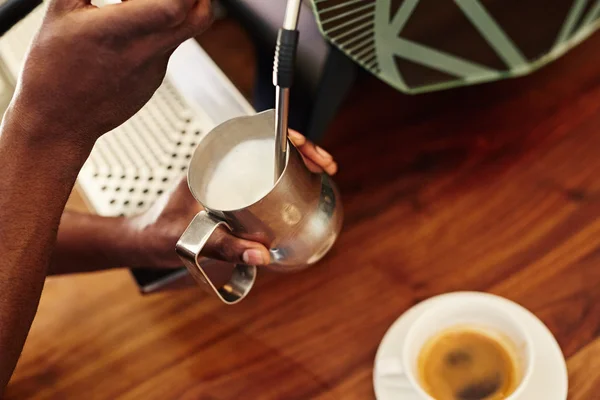 Mãos de barista usando máquina de café expresso — Fotografia de Stock