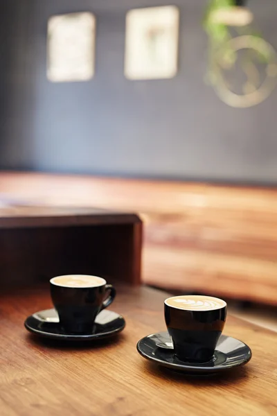 Bancone in legno con due cappuccini — Foto Stock