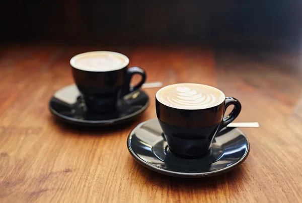 Tazas y platillos modernos de cerámica negra — Foto de Stock