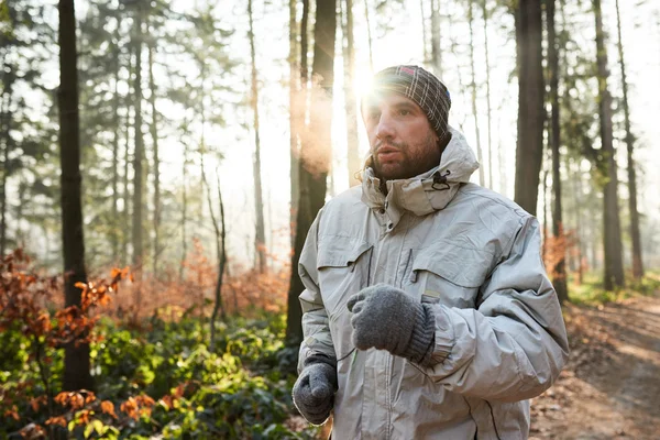 日当たりの良い林のジョギング男 — ストック写真