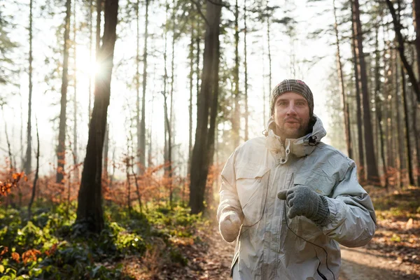 Mężczyzna jogging w lesie na zimny poranek — Zdjęcie stockowe