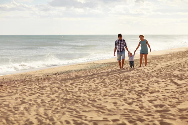 Família caminhando juntos na praia tranquila — Fotografia de Stock