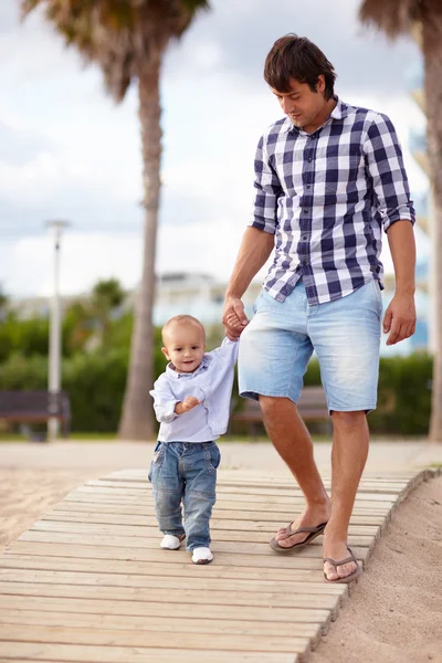 Vader zoon lopen helpen — Stockfoto