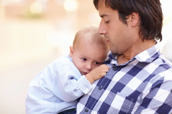 Baby veilig gehouden naar vader borst — Stockfoto