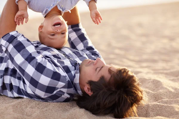 Liten pojke småbarn skrattar med pappa — Stockfoto