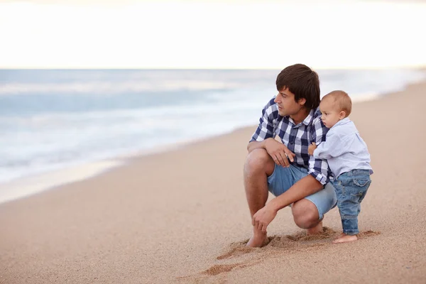 Otec a malého syna na pláži — Stock fotografie
