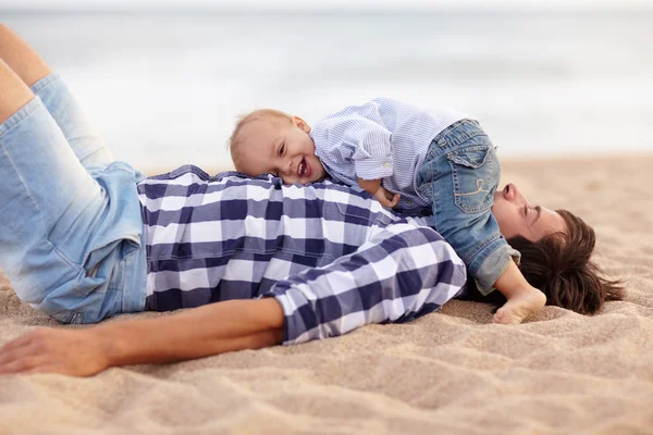 Baby boy liggande på pappa bröst — Stockfoto