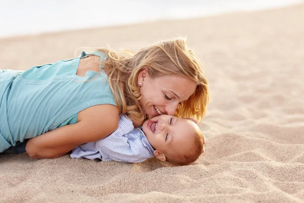 Mamma leker med laughing baby son — Stockfoto