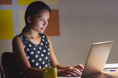 Dizüstü bilgisayarda çalışan kadın