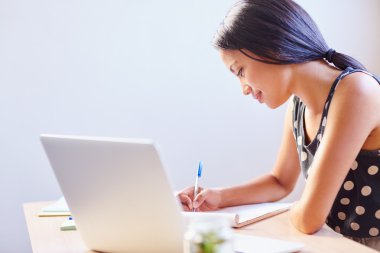 kadın ofiste otururken yazma