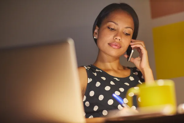 Affärskvinna pratar i telefon — Stockfoto