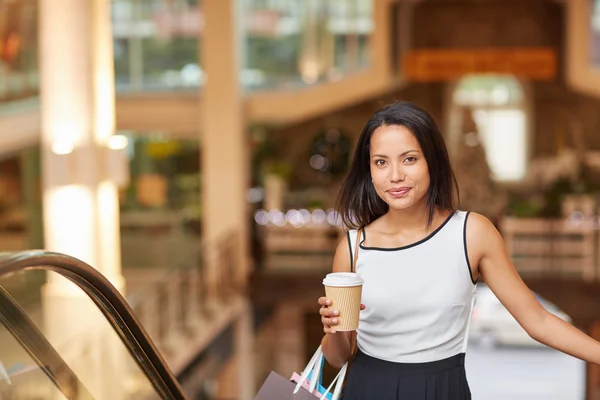 Donna a cavallo scala mobile nel centro commerciale — Foto Stock