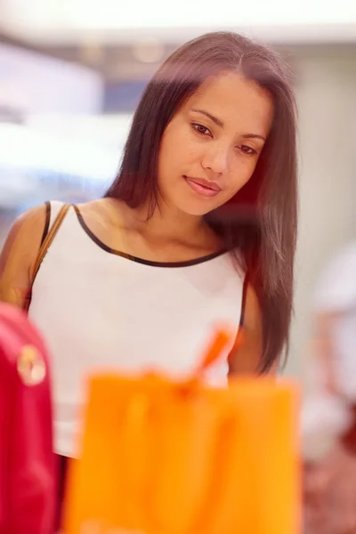 Donna guardando borsa attraverso la finestra — Foto Stock