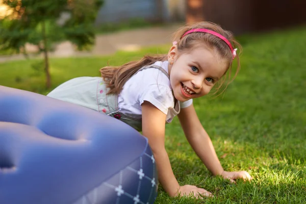 外の芝生で遊ぶ少女 — ストック写真