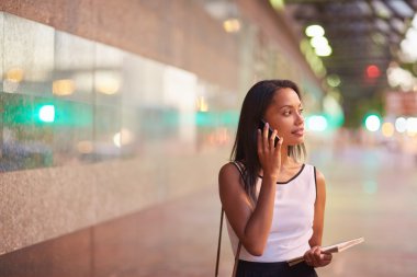 İş kadını telefonda konuşuyor.