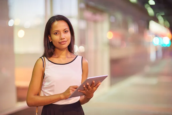 Businesswoman working on tablet — Stock Photo, Image