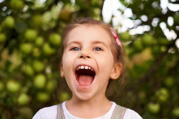 Kleines Mädchen macht ein aufgeregtes Gesicht — Stockfoto