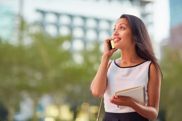 Femme d'affaires parlant au téléphone — Photo