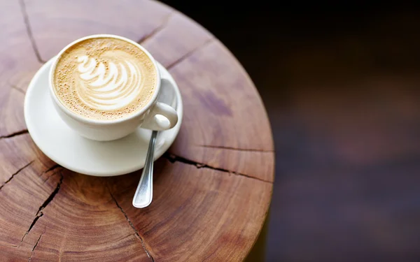 Cappuccino em toco de madeira — Fotografia de Stock