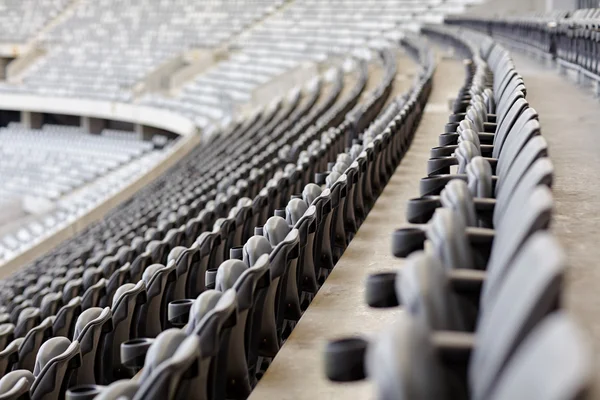 Ряды мест на спортивном стадионе — стоковое фото