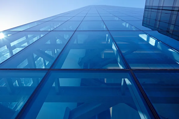 modern bir bina cephe cam kaplı